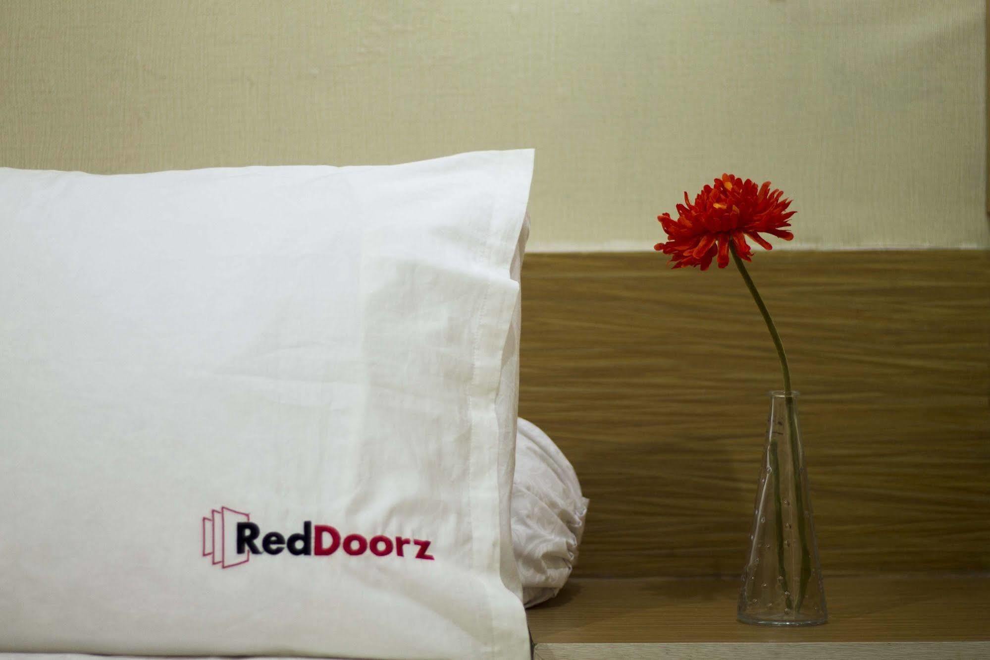 Reddoorz @ Pekayon Bekasi Hotel Exterior photo